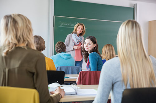 Lehrerin unterrichtet eine Klasse